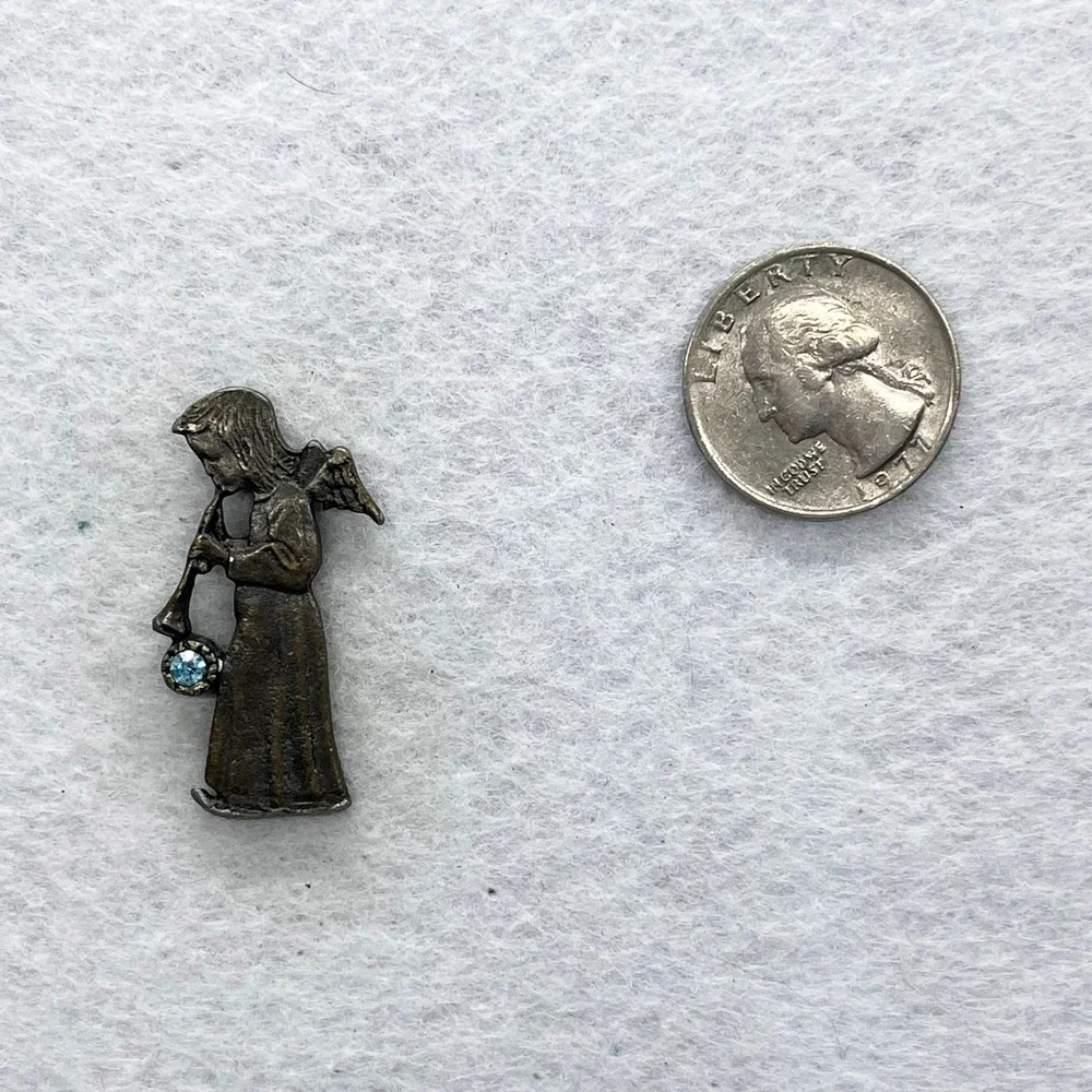 🔮‎ 5/$25 Vintage Angel Blowing Horn With Blue Rhinestone Pin